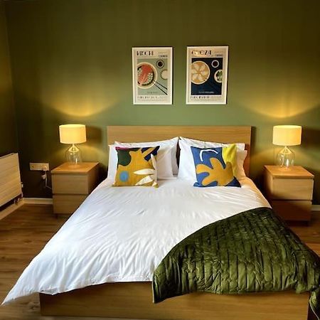 Colourful, Bright And Chic 2 Storey Apartment Манчестер Экстерьер фото