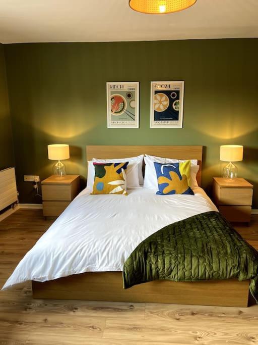 Colourful, Bright And Chic 2 Storey Apartment Манчестер Экстерьер фото